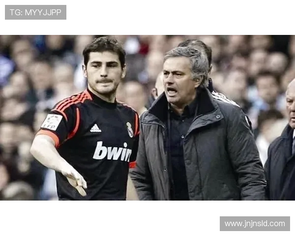 足球明星街头英伦风尚展现个性与魅力的时尚之旅 足球明星街头英伦风尚展现个性与魅力的时尚之旅