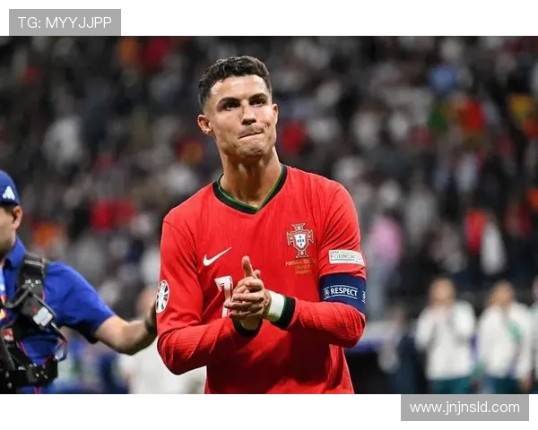 足球巨星C罗重返赛场再创辉煌引发全球球迷热烈期待