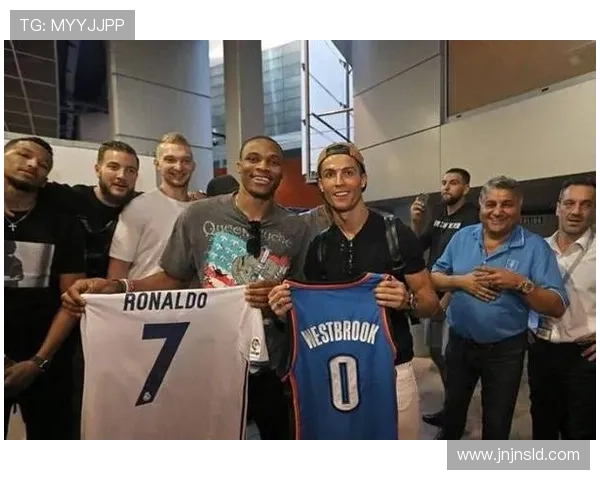 与足球明星亲密合影高清图片分享尽显球场魅力与风采