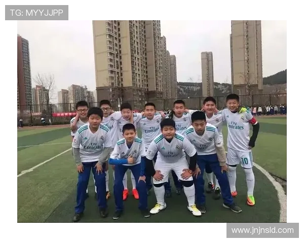 从河床到绿茵场足球明星的传奇成长之路